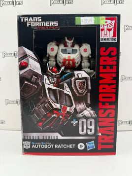 Hasbro Transformers Studio Series War for Cybertron Voyager Class Gamer Edition Autobot Ratchet